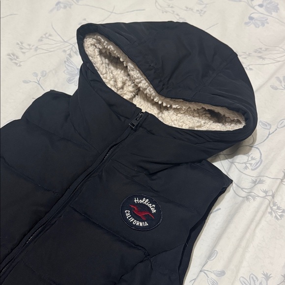 Hollister Women Hooded Puffer Vest (Size: S) - Picture 2 of 9